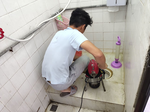皋兰管道堵塞冒臭气 专业师傅现场解决问题